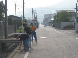 地域の用水路清掃